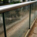 Почему на стеклянных ограждениях после ветра остаются микропесчинки