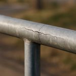 Как утренний иней выявляет микротрещины на металлических ограждениях