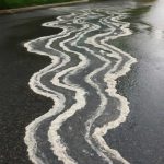Почему после ливня на асфальтовых дорожках видны минеральные следы