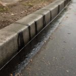 Почему на тротуарных бордюрах проступают мокрые темные полосы