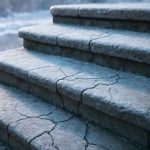 Как мороз расширяет сетку трещин на старых каменных ступенях
