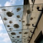 Почему на стеклянных козырьках после росы проступают мутные пятна