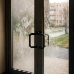 Почему утром на стеклянных дверях подъездов видны мутные следы