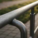 Почему на металлических поручнях после росы появляется налет