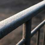 Почему на перилах лестниц после мороза появляется заметный налет