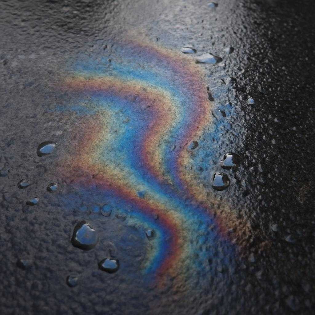 нефтяные пятна на асфальте после ливня