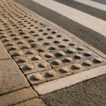 Как ливень выявляет неровности на плитке пешеходных переходов