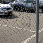 Почему ветер подчеркивает неровности на сетчатых ограждениях парковок