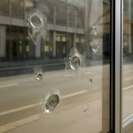 Как туман выявляет неровности на стеклянных витринах магазинов
