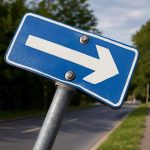 Как ветер выявляет ослабленные крепления на дорожных указателях
