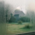 Почему на стеклянных витринах сильнее видны следы после тумана