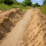 Почему вдоль дворовых дорожек появляются песчаные гряды