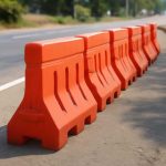 Как снег выявляет неровности на пластиковых дорожных барьерах