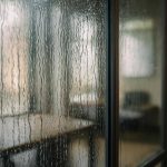Почему на стеклянных перегородках после дождя остаются потеки