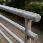 Как туман выявляет потускнение на алюминиевых ограждениях