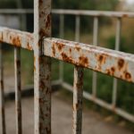 Почему на металлических ограждениях после сырости выступает коррозия