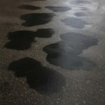 Почему после ливня на асфальте дворовых проездов проступают пятна