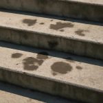 Почему на бетонных ступенях после сырости появляются пятна разной насыщенности