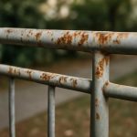 Почему на металлических ограждениях после ночной сырости видны пятна