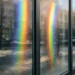 Почему на стеклянных витринах после мороза видны радужные полосы