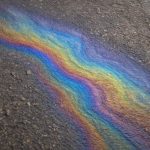 Почему после ливня на асфальте видны радужные разводы