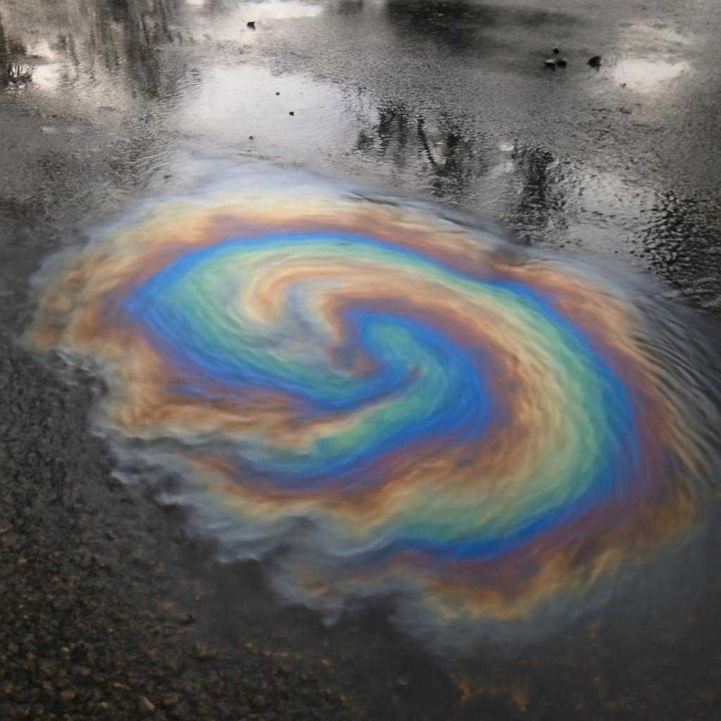 радужные разводы на лужах