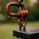 Рыжие капли на крепежах детских качелей и причины их появления