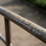 Почему на металлических перилах после сырости выступают рыжие точки