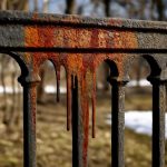 Почему весной на чугунных решетках появляются ржавые подтеки