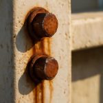 Ржавые подтеки на крепежах дворовых конструкций и их причины