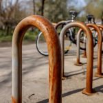 Почему весной на уличных велопарковках сильнее видны ржавые следы