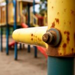 Почему на болтах детских площадок появляются ржавые точки