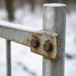 Почему зимой на уличных крепежах появляются ржавые точки