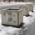 Серые пятна на бетонных клумбах зимой и причины их появления