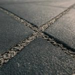 Как жара меняет форму швов на резиновом покрытии спортплощадки