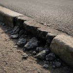 Почему после оттепели на кромках асфальта появляются сколы
