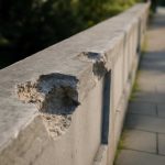 Как мороз выявляет сколы на бетонных парапетах без маскировки