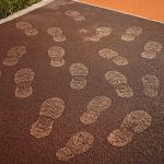 Почему дождь проявляет следы на резиновых покрытиях детплощадок