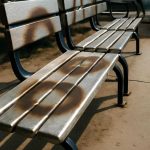 Почему летом на металлических скамейках проступают следы нагрева