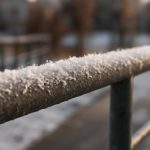 Почему зимой на металлических перилах следы наледи видны сильнее
