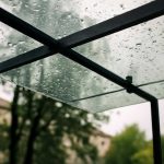 Почему летом следы капель сильнее видны на стеклянных козырьках