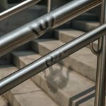 Почему утром на металлических поручнях ярче видны следы ладоней