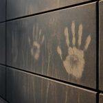 Почему следы пыли на фасадных панелях виднее после суховея