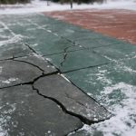 Почему зимой на резиновом покрытии площадок сильнее видны следы старения