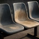 Почему на уличных скамейках из пластика появляются следы выгорания