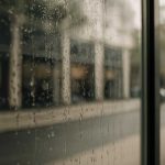 Почему на стеклянных витринах после дождя заметнее следы капель