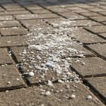 Почему после оттепели на тротуарной плитке выступают солевые кристаллы