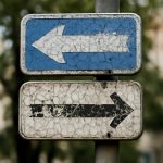 Как солнце ускоряет старение пластика на уличных указателях