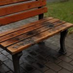 Почему на уличных скамейках после ливня видны старые загрязнения