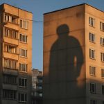 Почему вечером на фасадах многоэтажек появляются странные тени